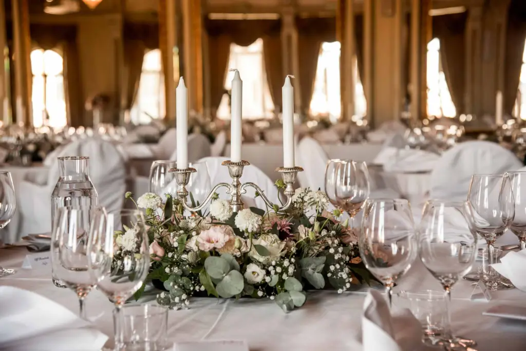 Wedding table setting at Varbergs Stadshotell