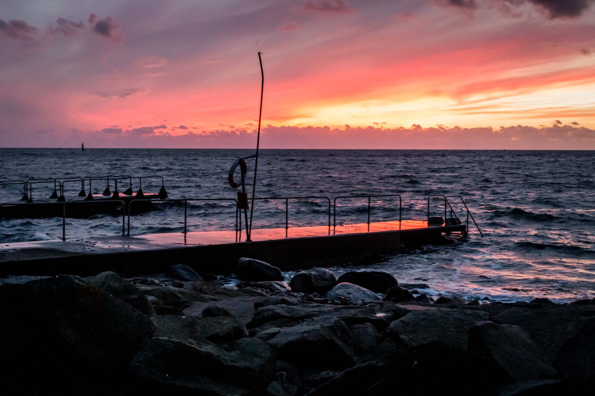 brygga-ut-i-havet-solnedgång
