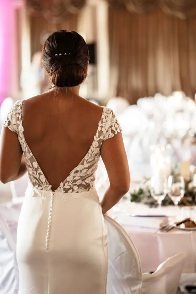 Brud inne i Spegelsalen inför festen på Varbergs Stadshotell