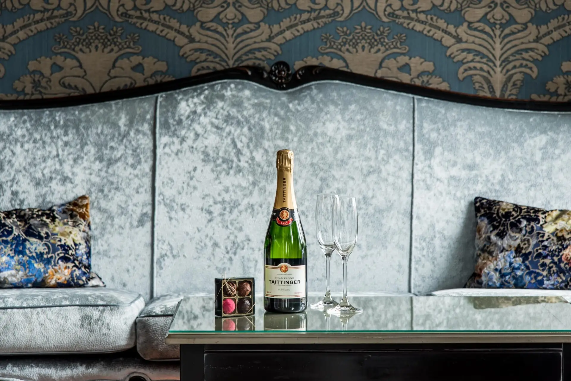 Välkomstpaket med champagne och choklad