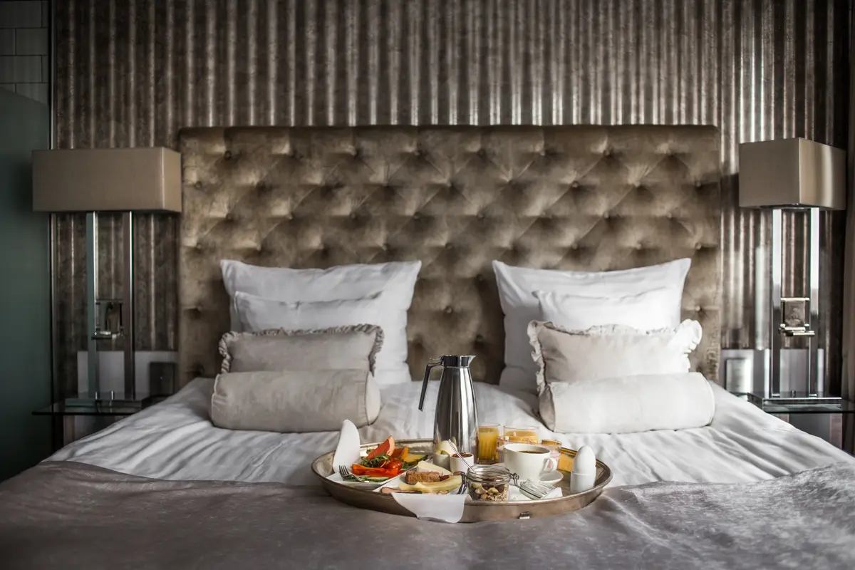 Frukost på sängen i ett av Boutique-rummen på Varbergs Stadshotell