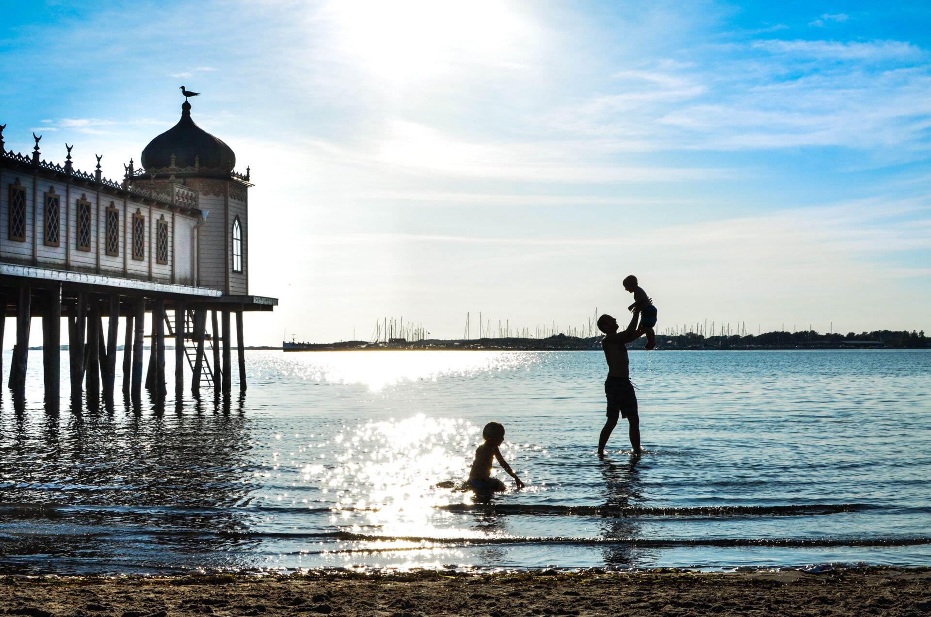 Familj på barnens badstrand i Varberg