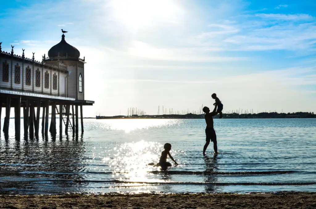 Familj badar på Barnens badstrand i Varberg