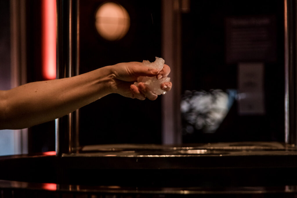 En hand som håller is på Asia Spa i Varberg