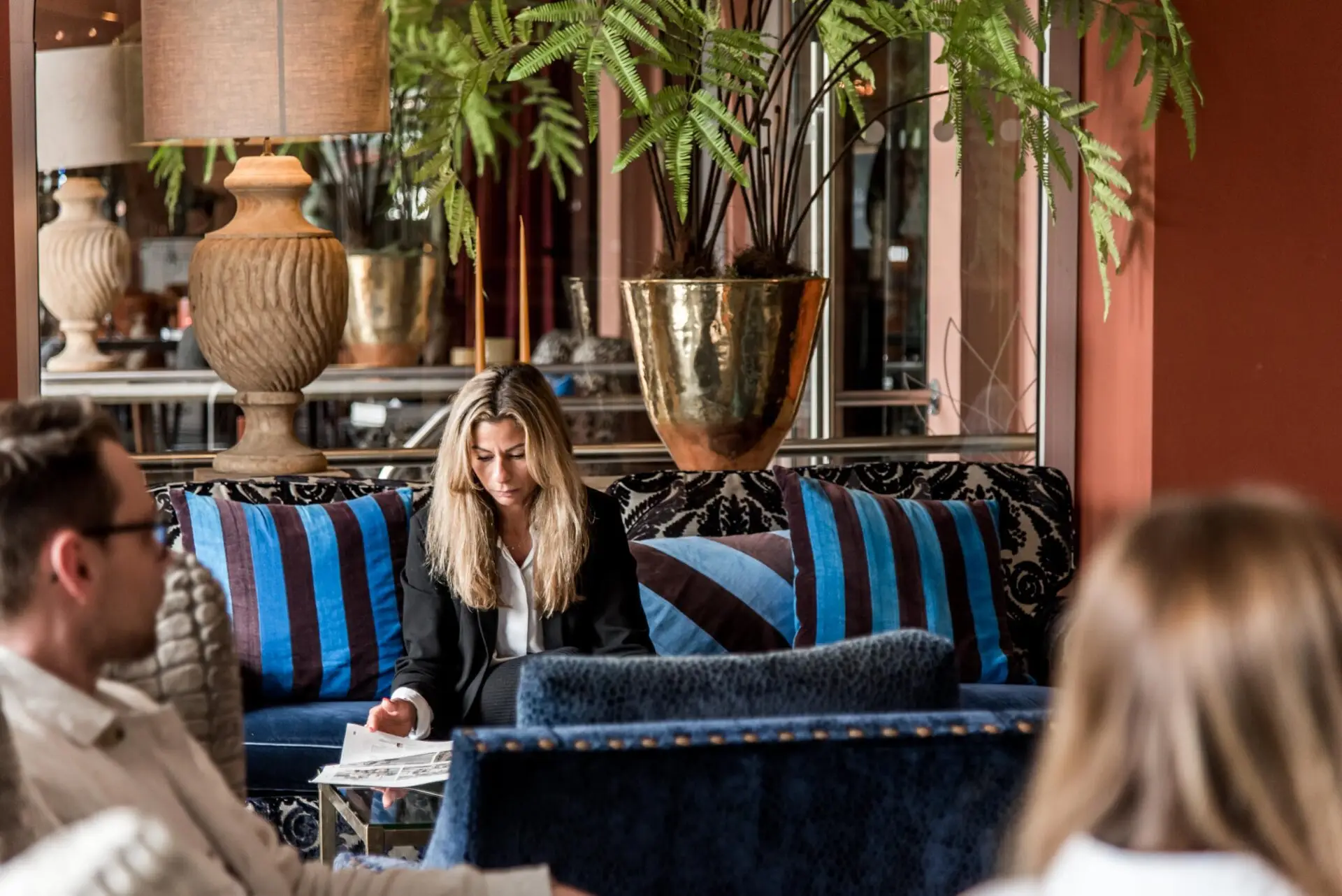 Kvinna läser tidning i lobbyn