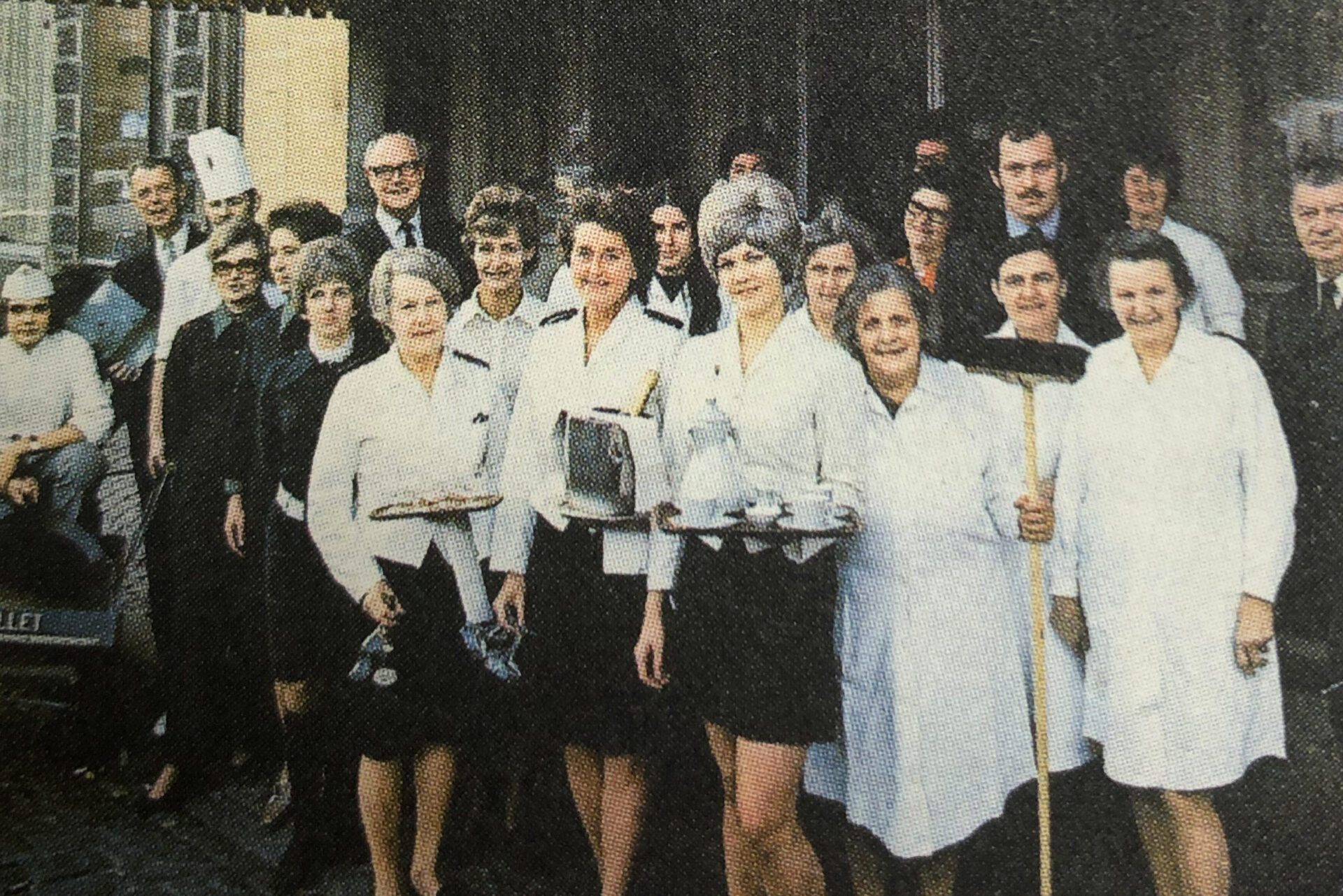 Stadshotellets personal utanför entrén - ur presentationsbroschyr från 1972.