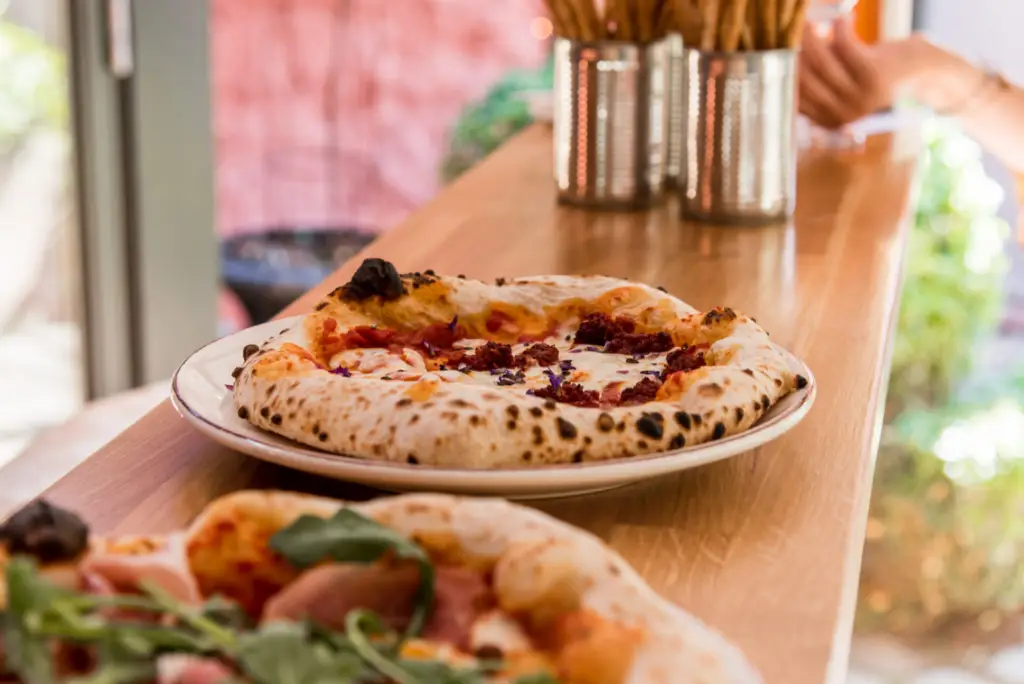 Pizza redo för servering på La Casa Di Pietra