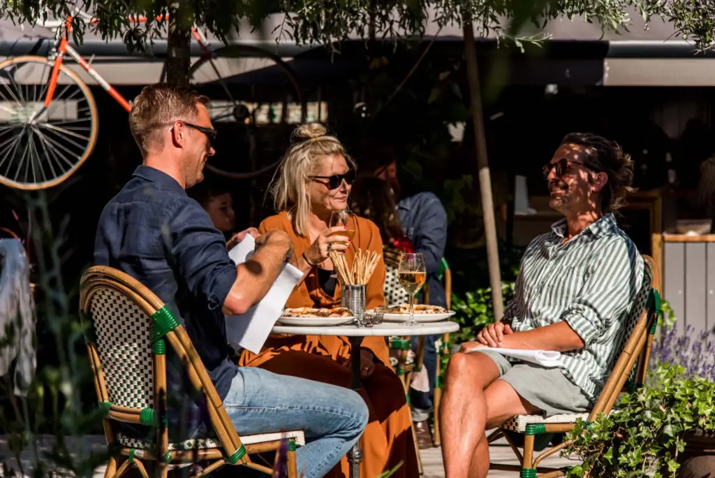 Njuter i solen på La Casa Di Pietra