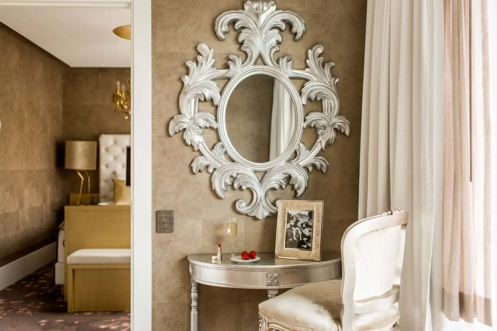 Boutique svit i vitt och guld på Varbergs Stadshotell & Asia Spa