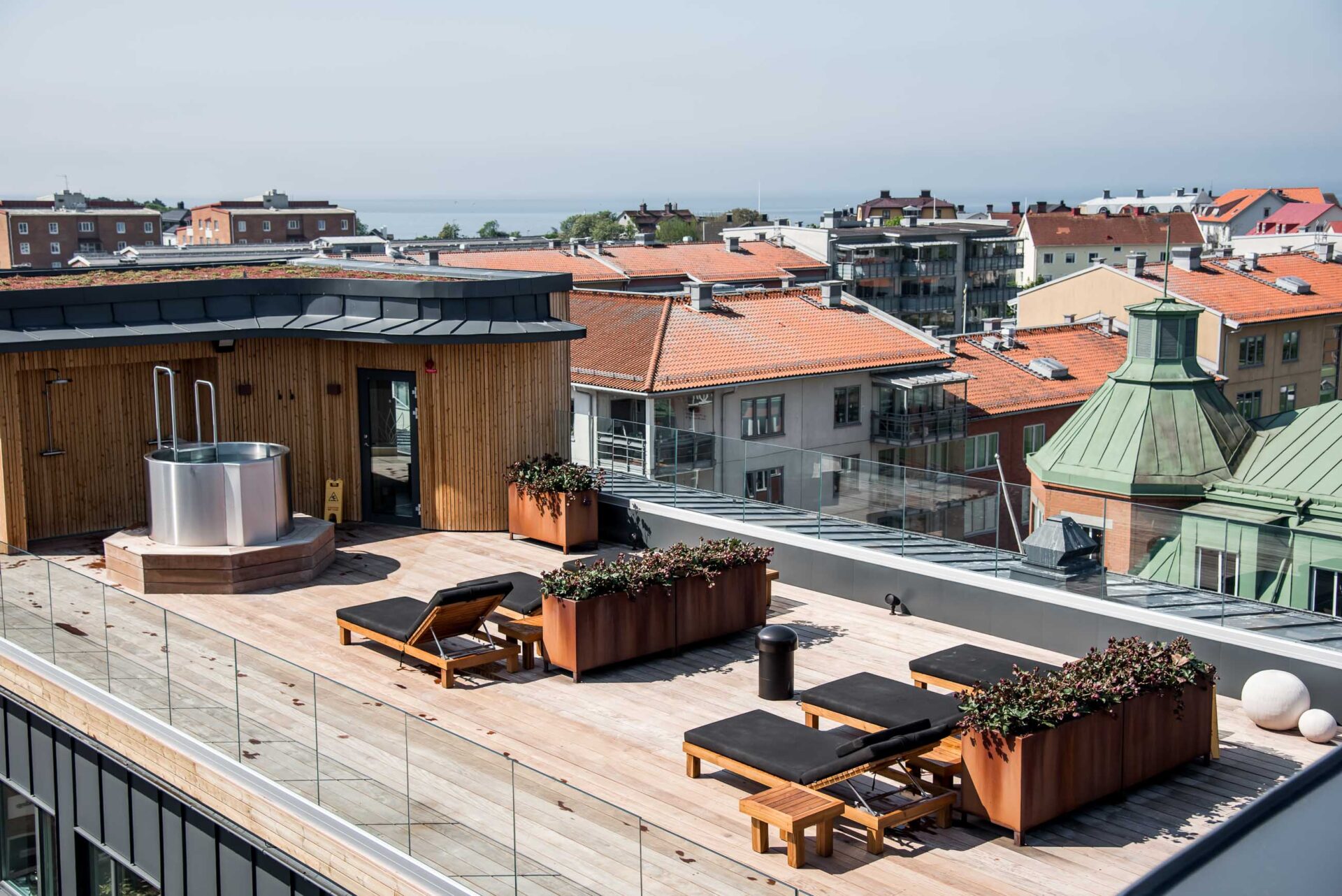 Soldäck på uteterrass med bastu och kallkar på Asia Spa