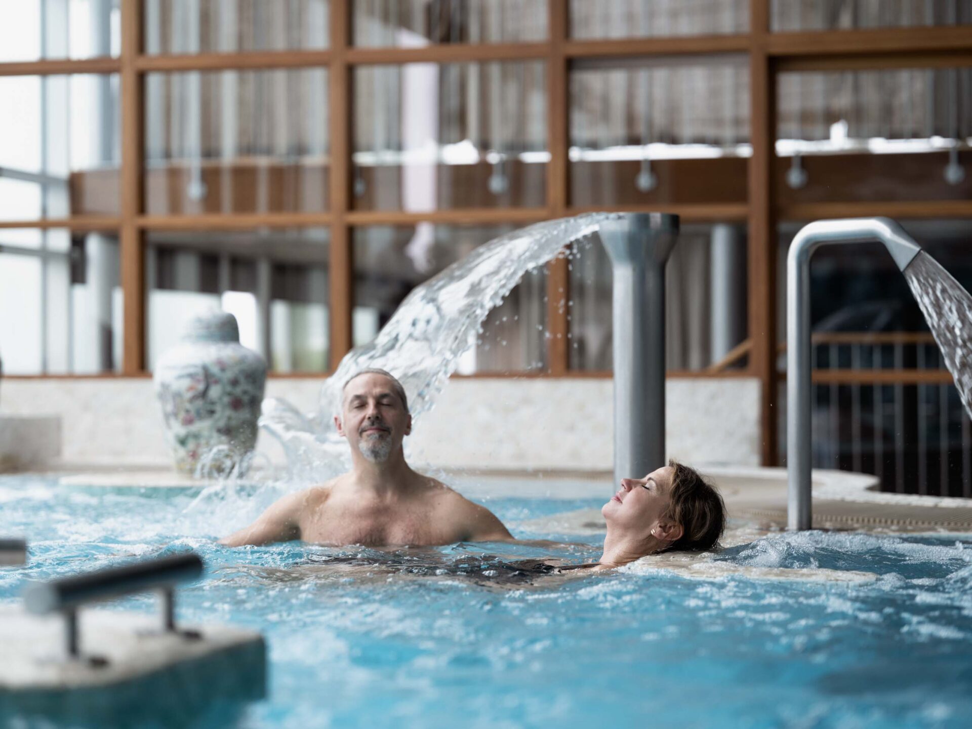 Par njuter i Vitalitypoolen på Asia Spa i Varberg