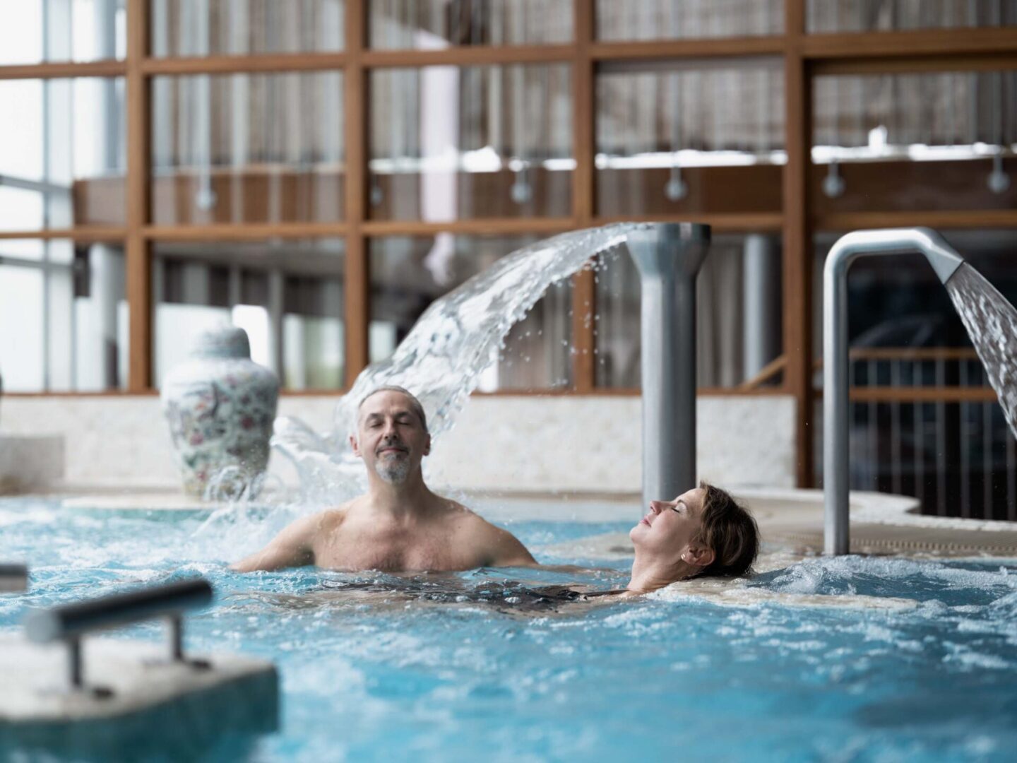 Par njuter i Vitalitypoolen på Asia Spa i Varberg