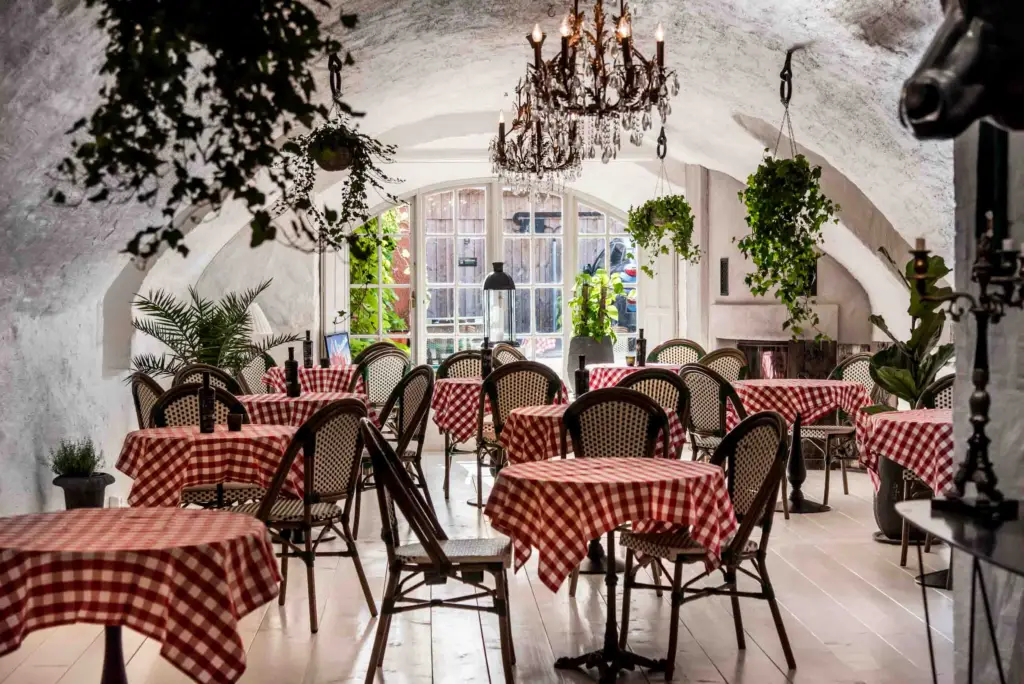 Interiör bord med rutiga dukar på La Casa Di Pietra