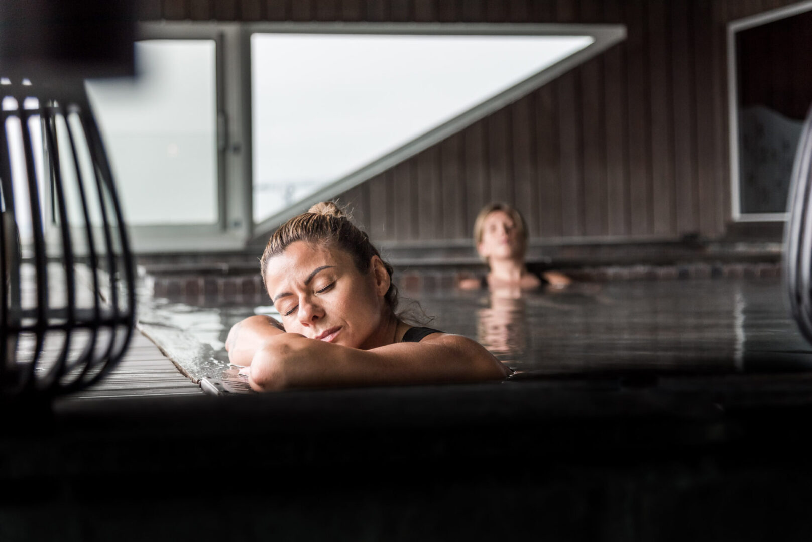 Kvinna njuter i varma källor på Asia Spa i Varberg