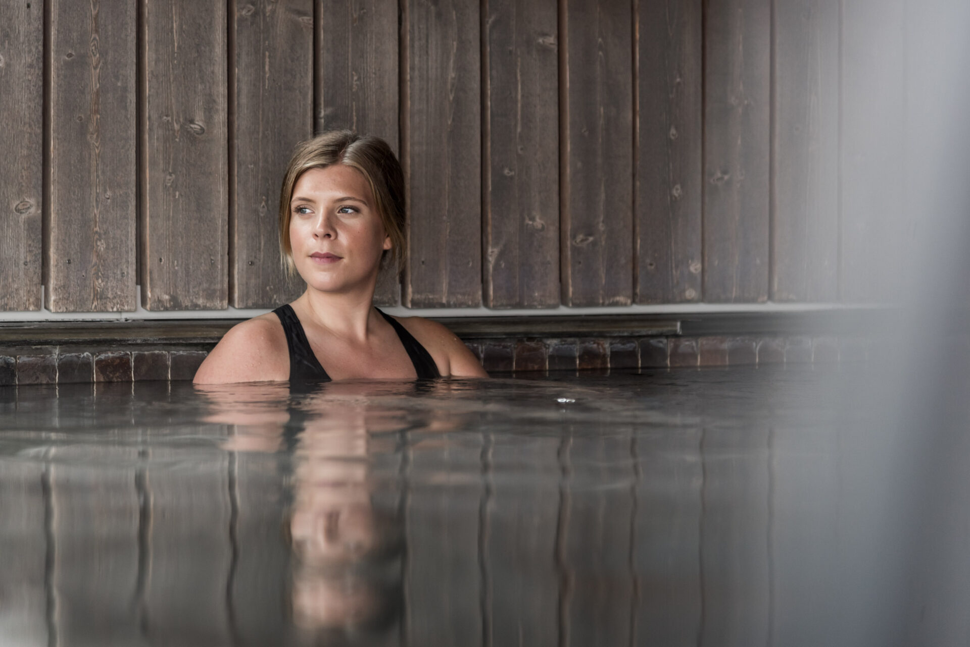 Kvinna i varma källan på Asia Spa