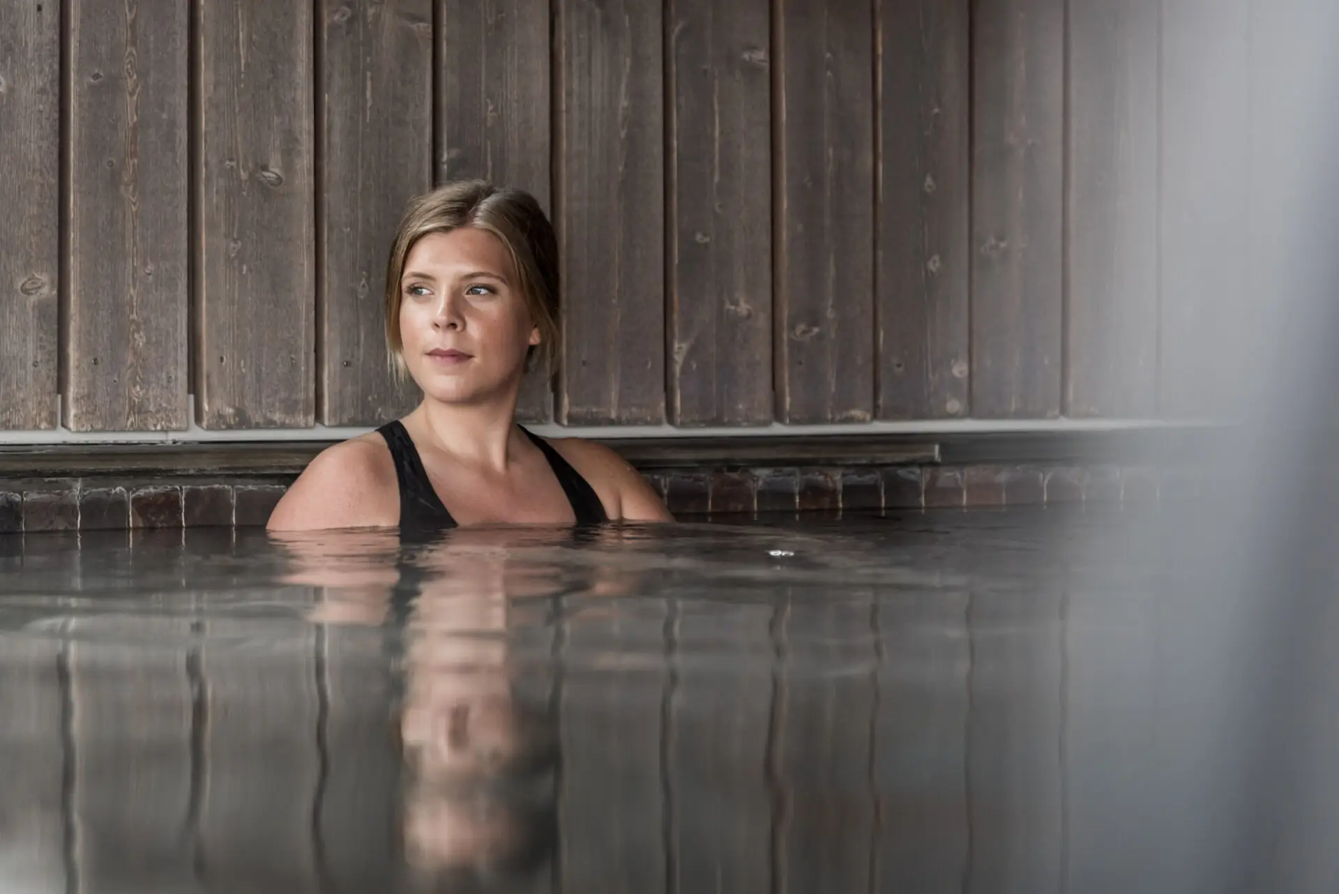 Kvinna i varma källan på Asia Spa