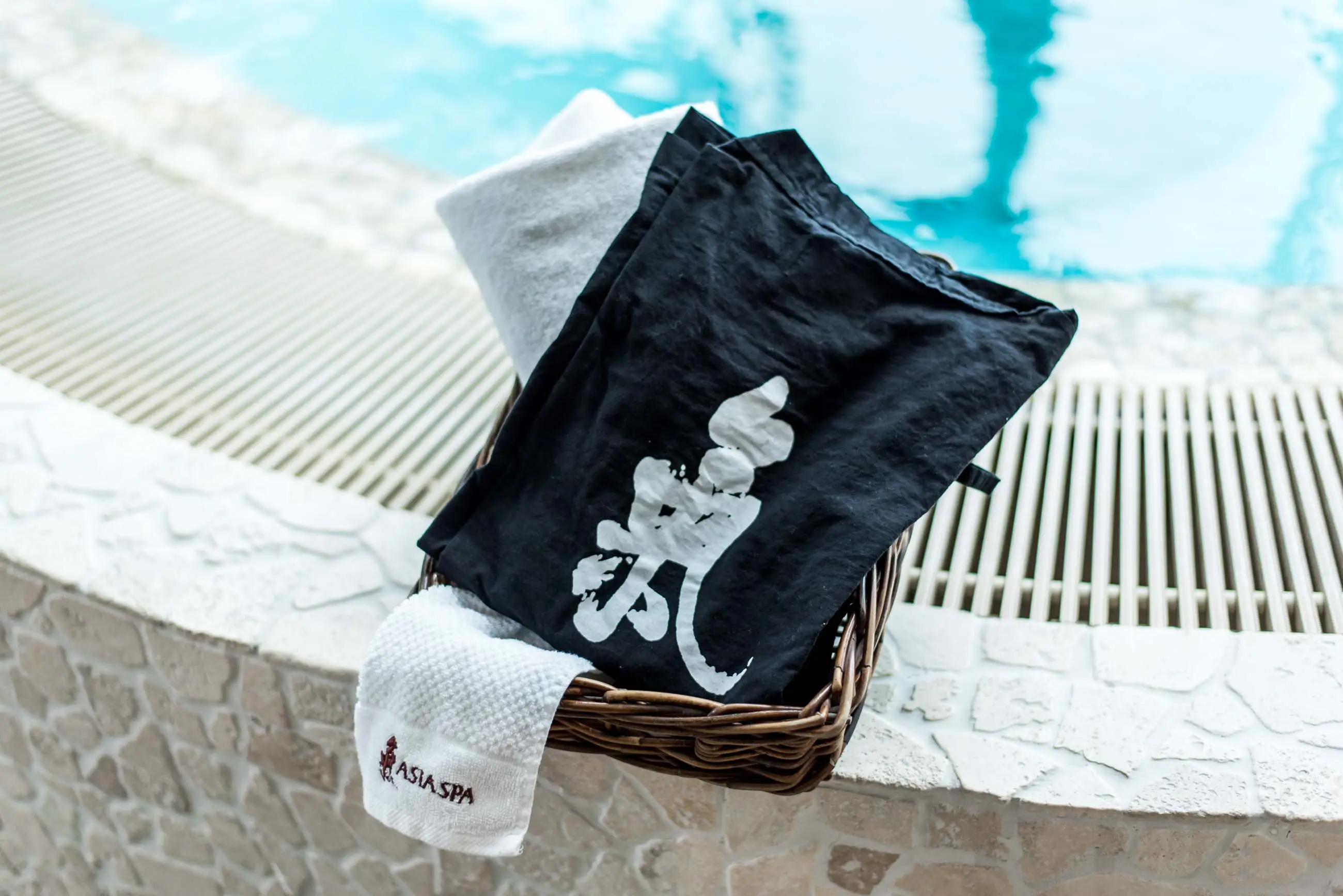 En korg med Yukata och handduk på Asia Spa