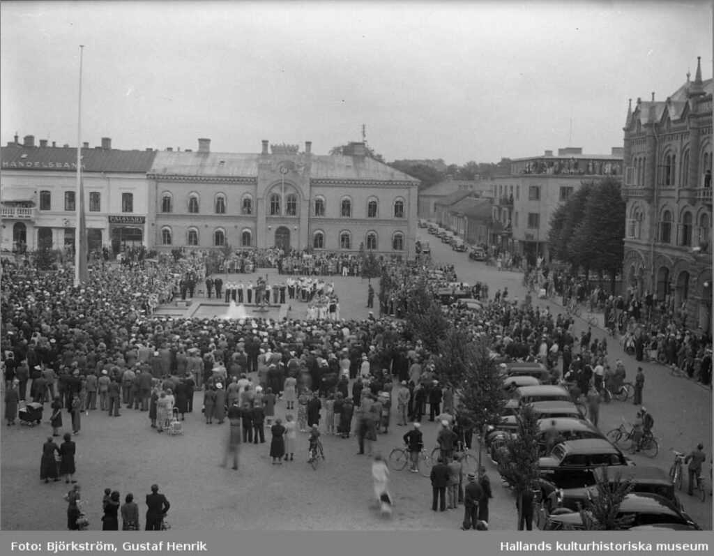 Invigning av fontänen Badande Ungdom på Varbergs torg 1937