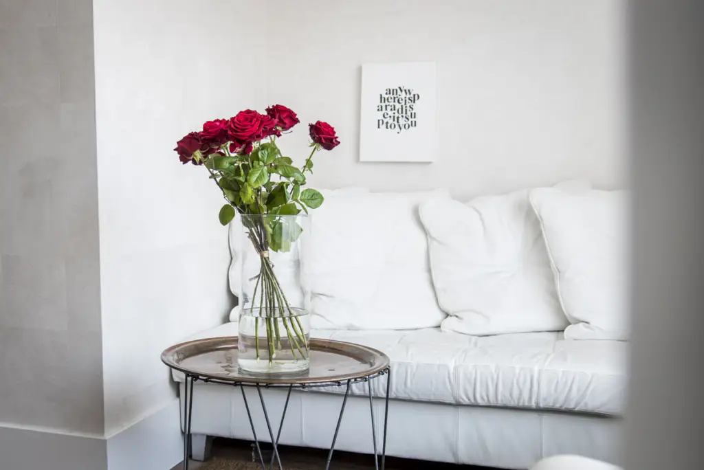 röda rosor på hotellrum