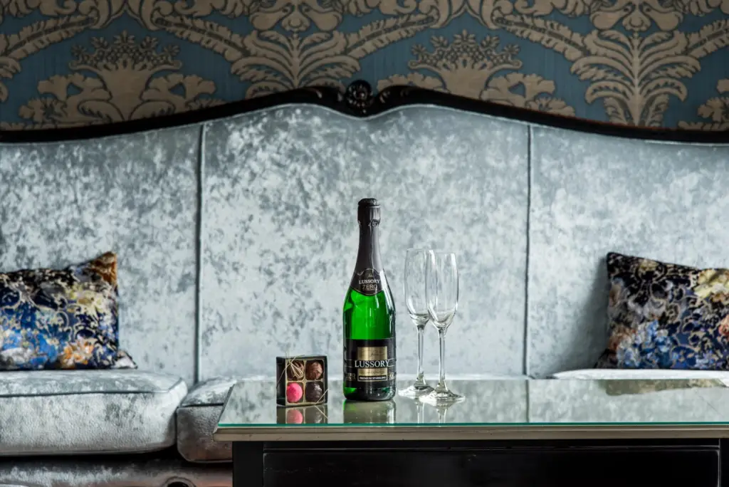 alkoholfritt vin och choklad på rummet