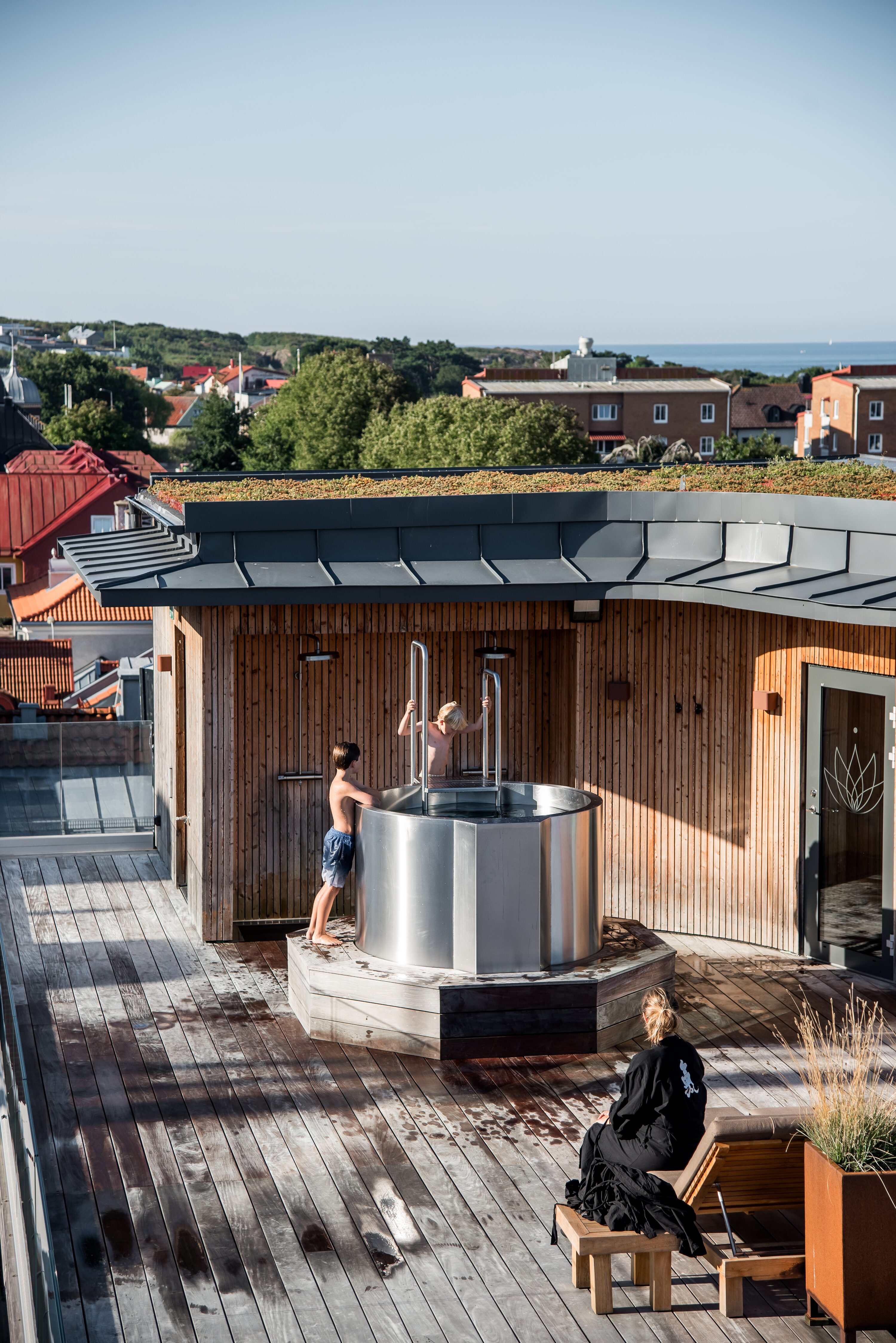 barn badar i kallkar på terrassen