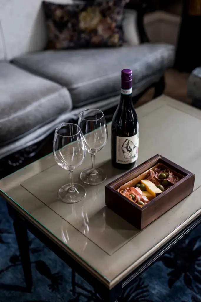 Vin med ost och chark