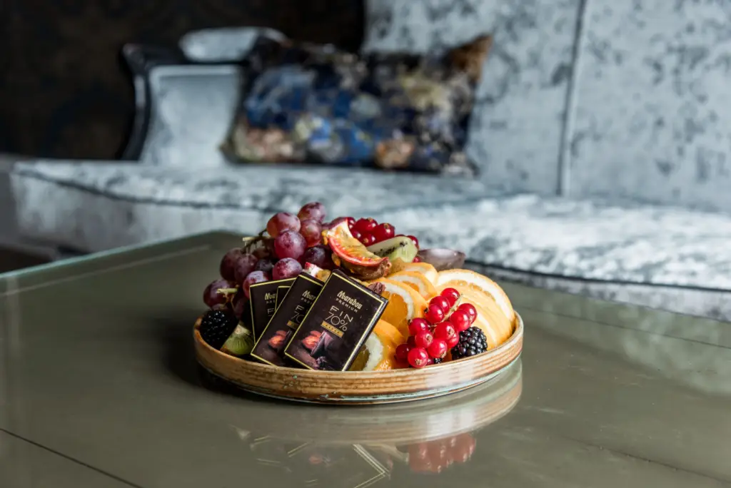 fruktfat på hotellrum