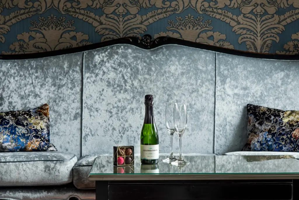 halv flaska cava med choklad på rummet