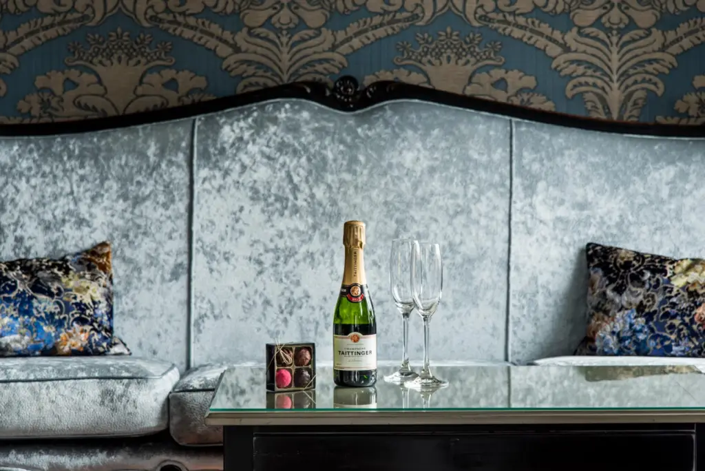 halv flaska champagne och choklad på rummet