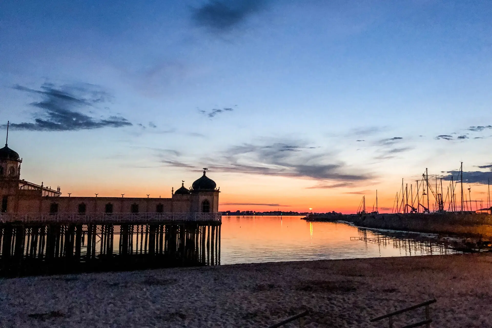 Kallbadhuset i Varberg i solnedgång