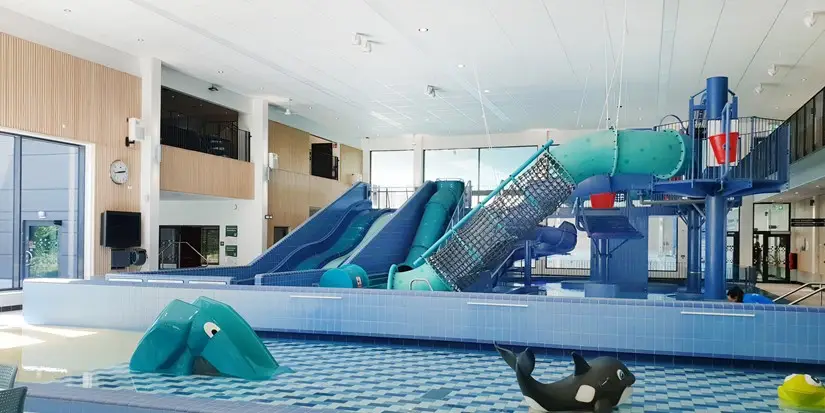 Pingvinen är en stor simhall i Varberg med bad, simbassänger och vattenrutschbanor