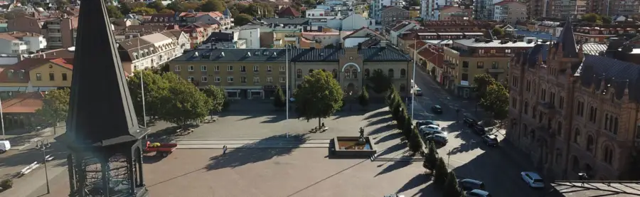 Badande ungdom på Varbergs torg