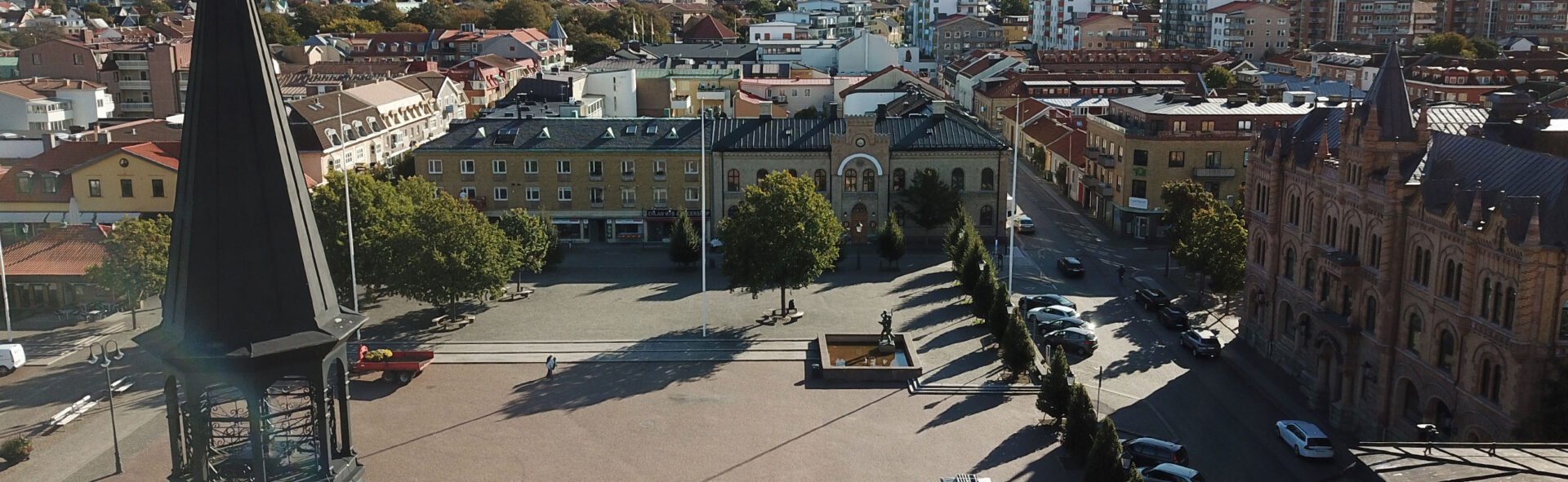 Drönarfoto av Badande Ungdom på Varbergs Torg