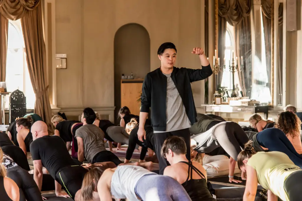 Michael J Wong guidar deltagare på Varbergs Winter Retreat