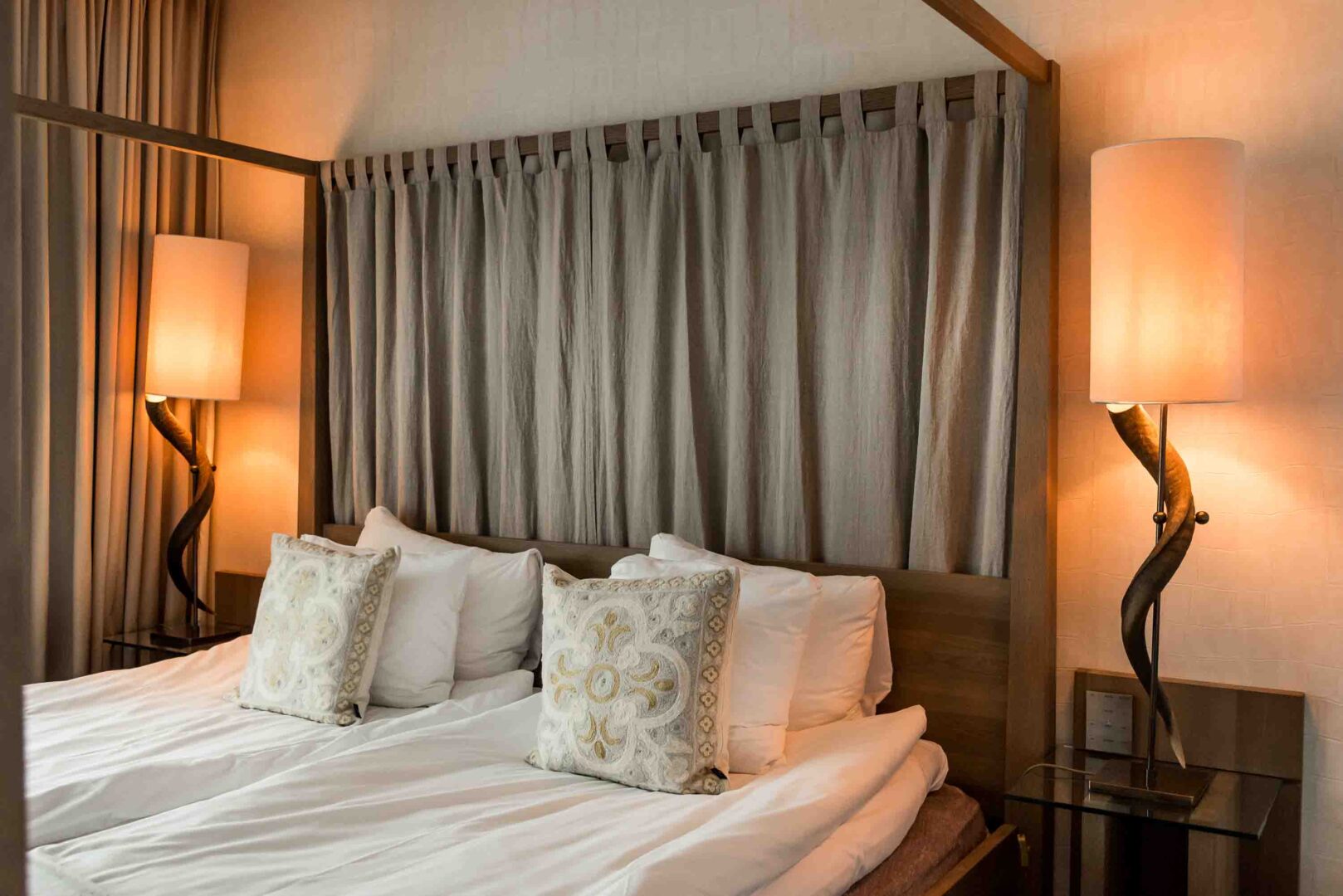 Säng i Boutique Kolonial hotellrum på Varbergs Stadshotell