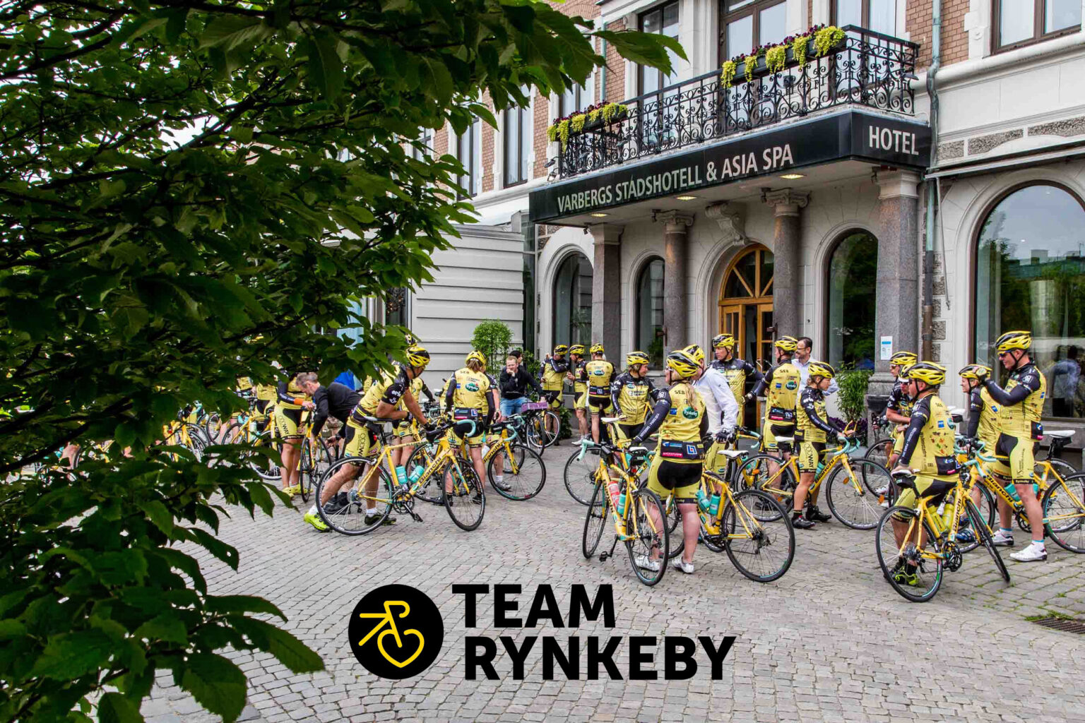 Team Rynkeby utanför hotellet