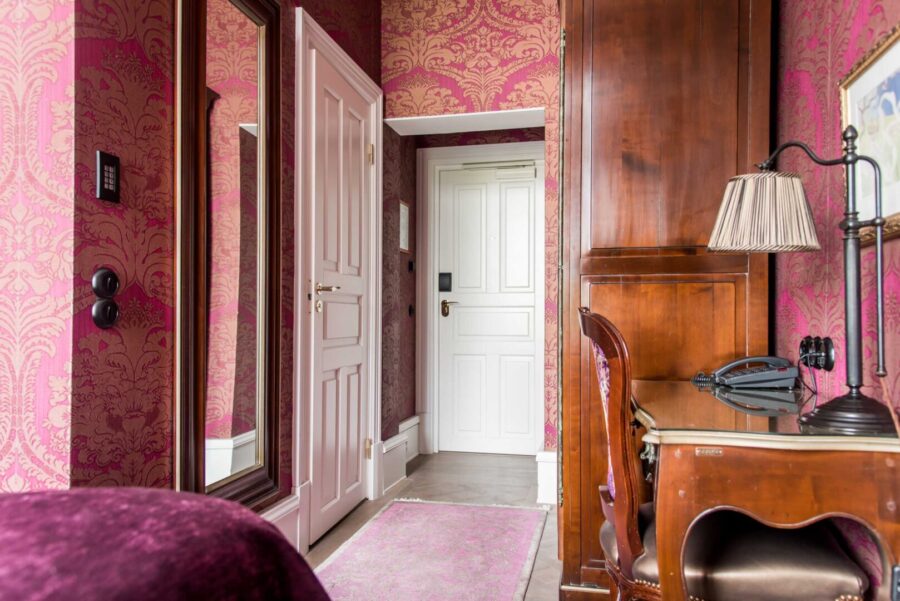 Välkommen in i den lilla hallen i De Luxe Premium – Rum 130