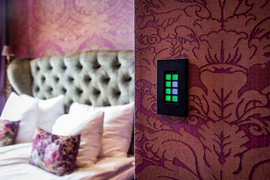 TV, espressomaskin, samt mediaanläggning i rum 130