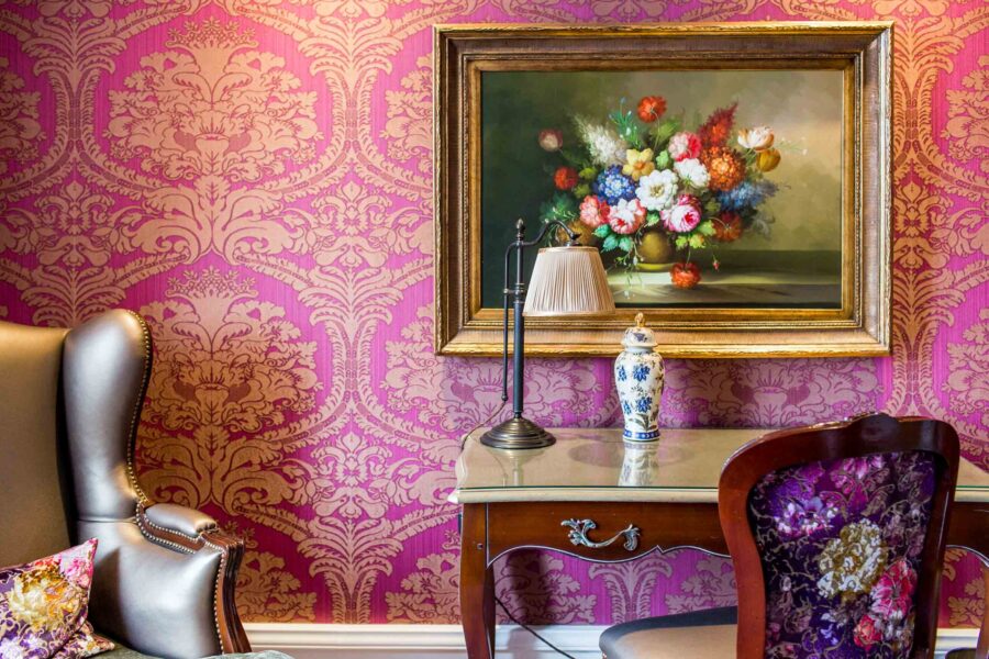 Här finns en trivsam arbetshörna där det går fint att få gjort det sista av dagens arbete om det behövs.