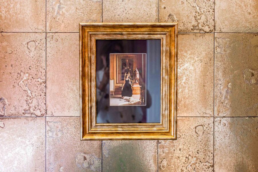 En metallisk tapet har också fått ta sin välförtjänta plats i rum 233 på Varbergs Stadshotell & Asia SPa.