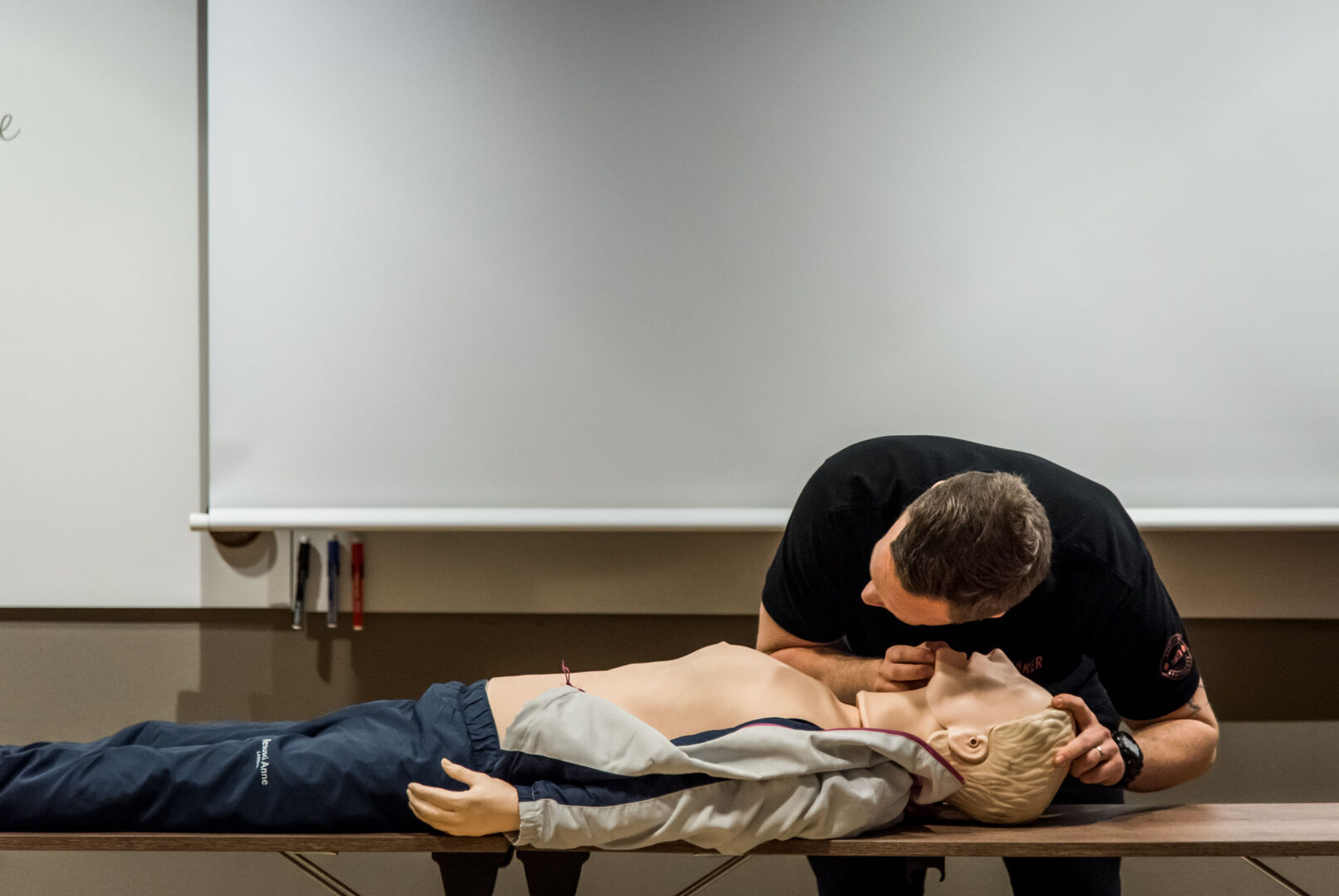 Certifierad HLR-utbildning. Personalen på Varbergs Stadshotell & Asia Spa tränar på livräddande åtgärder