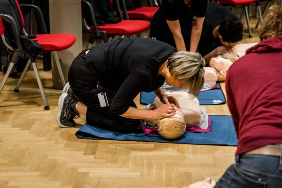 I HLR-utbildning på Varbergs Stadshotell & Asia Spa ingår mun-mot-mun-metoden som en obligatorisk övning