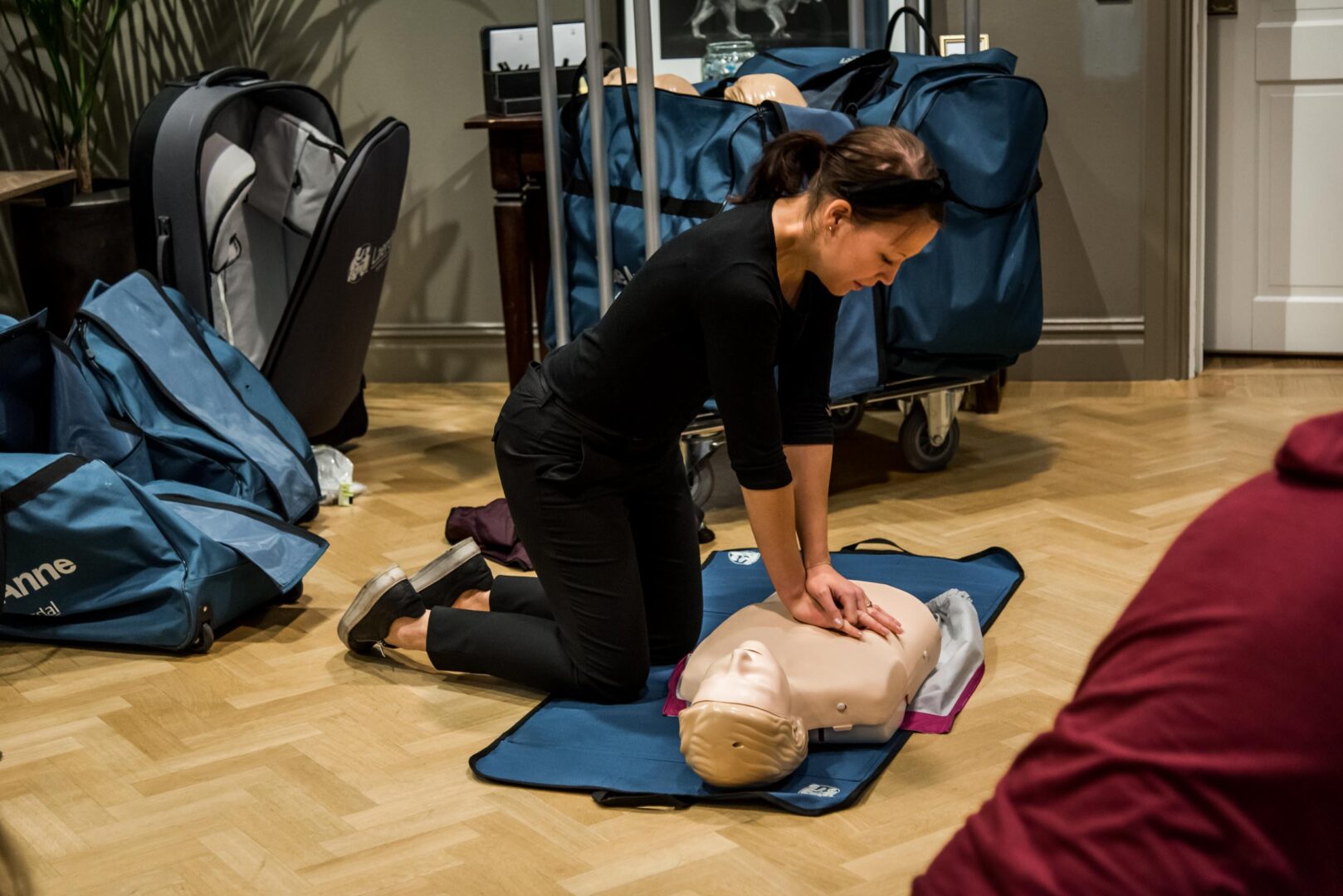 Personal på Varbergs Stadshotell & Asia Spa genomgår HLR-utbildning