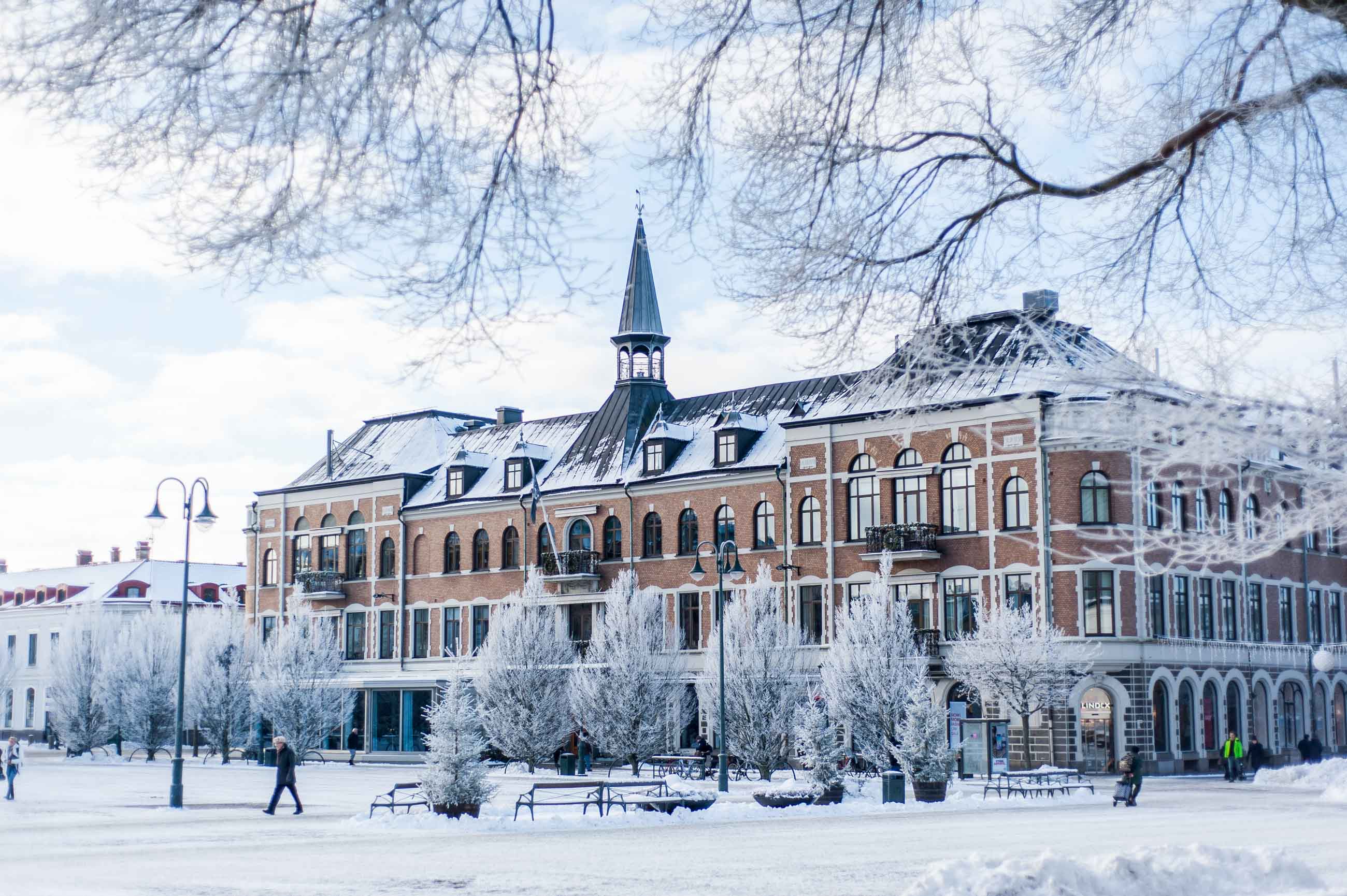 varbergs stadshotell exteriör på vintern