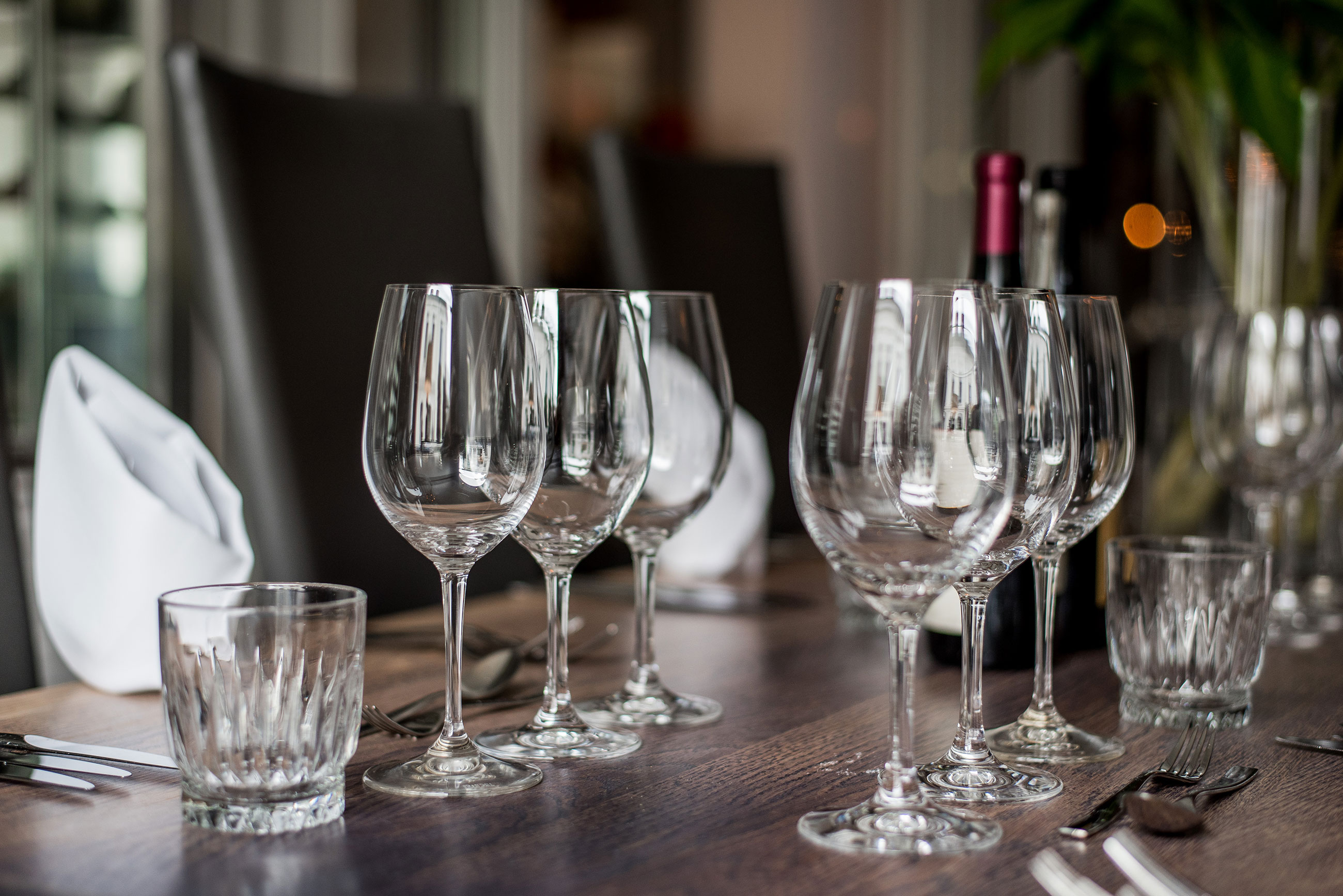 uppdukade glas för vinprovning