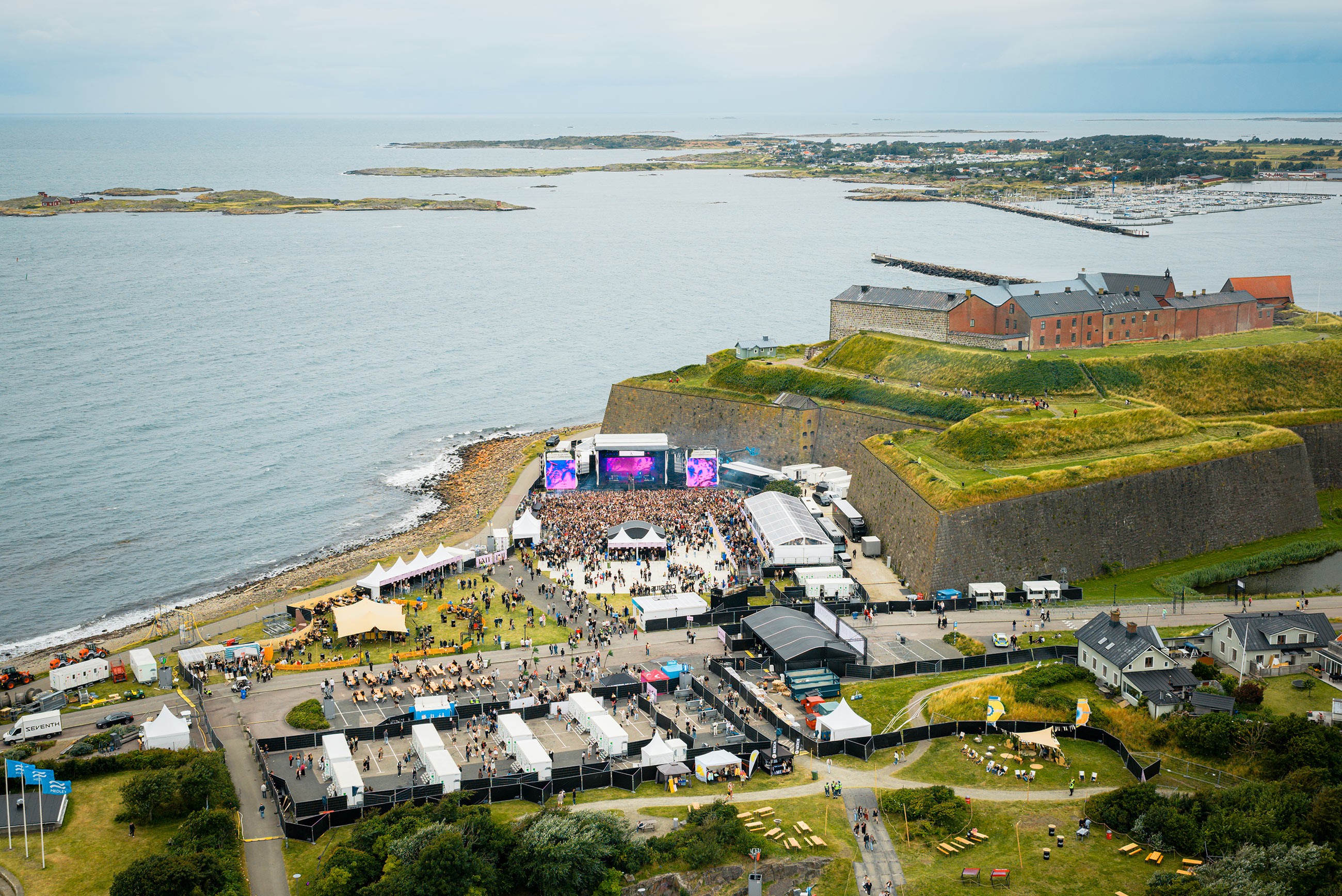drönarvy på festival vid södra festningshörnan