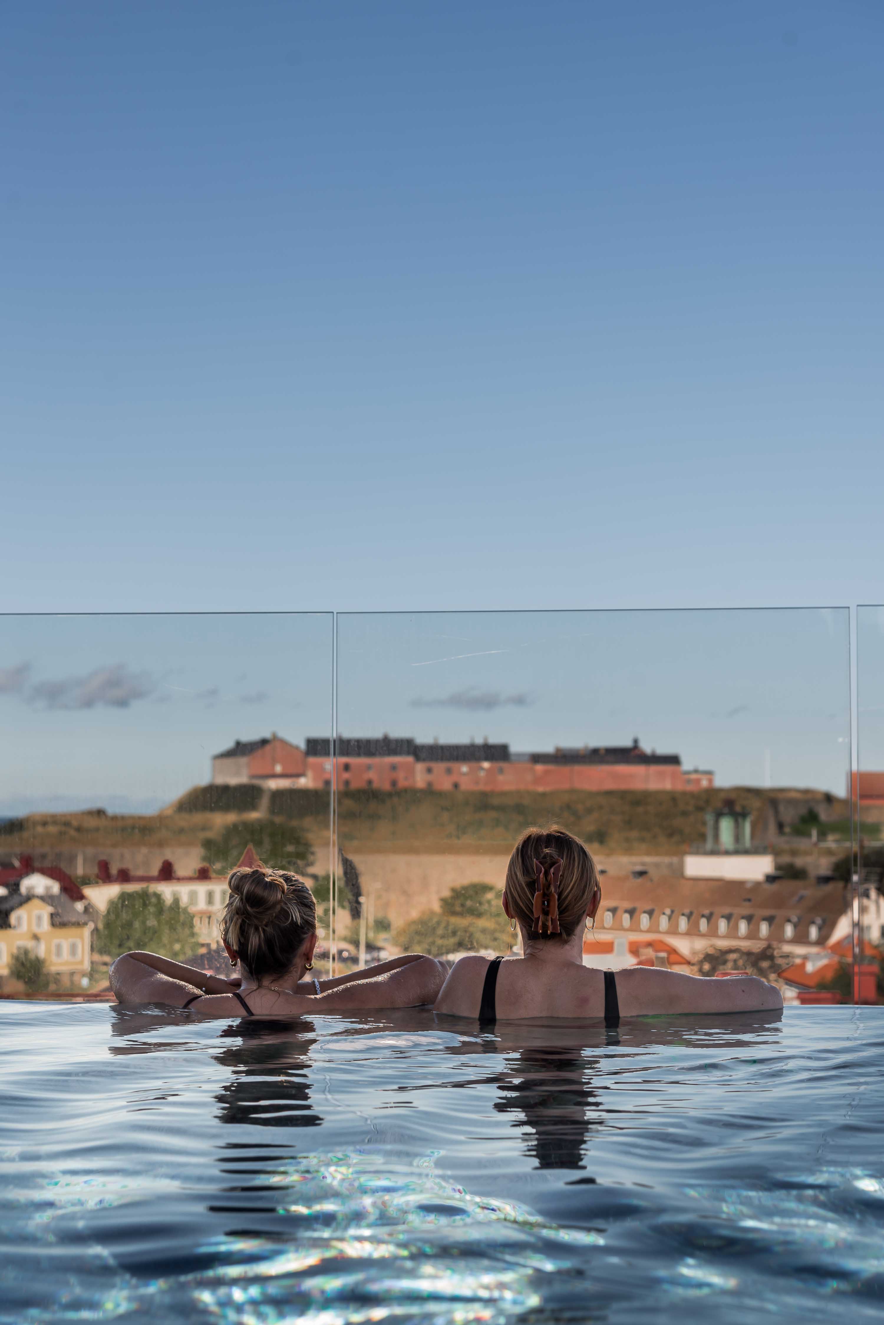 två tjejer i utomhuspoolen på asia spa